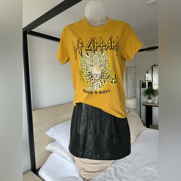 Def Leppard Oversized Grunge Band Tee T-Shirt in Mustard Yellow - Picture 4 of 8